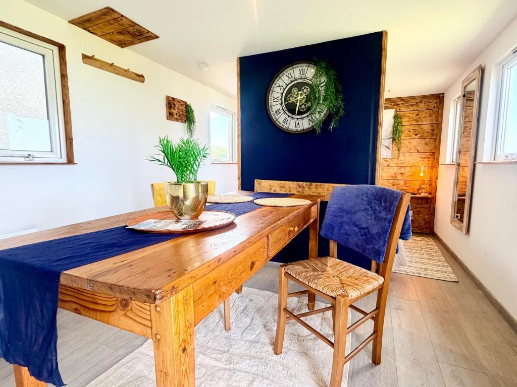 Salle à manger du mobile-home avec horloge décorative
